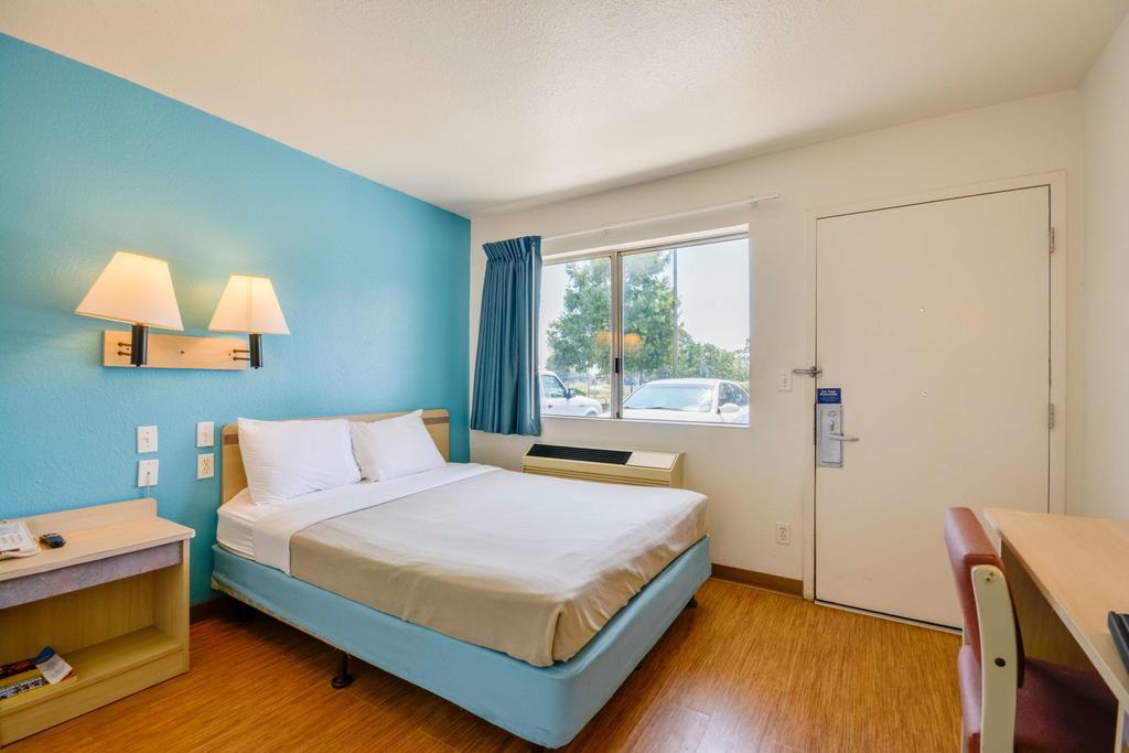 Rodeway Inn Тилманс-Корнер Экстерьер фото