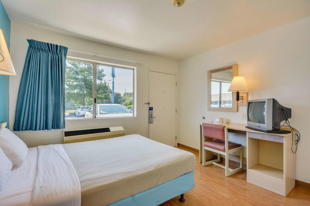 Rodeway Inn Тилманс-Корнер Экстерьер фото
