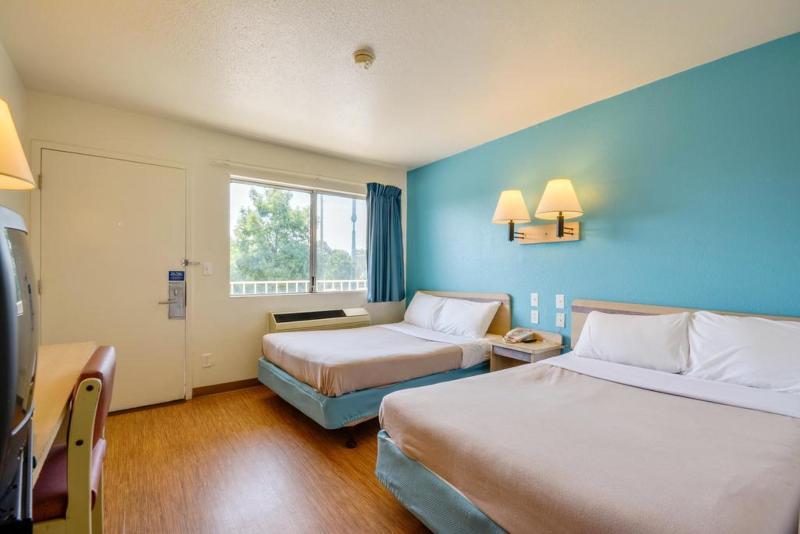 Rodeway Inn Тилманс-Корнер Экстерьер фото